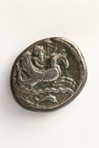 Silbermünze aus Tyros mit Hippokamp und Eule