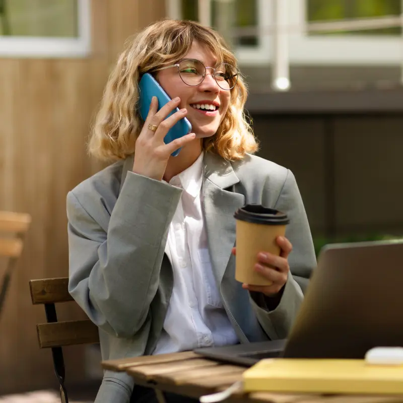 Wir sind für Sie da: Eine junge Frau telefoniert