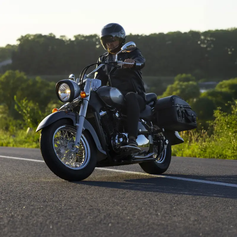 BarmeniaGothaer Motorradversicherung: Motorradfahrer auf einer Landstrasse BarmeniaGothaer Motorradversicherung: Motorradfahrer auf einer Landstrasse