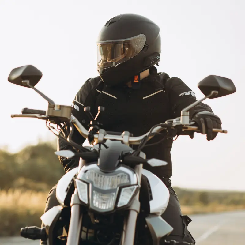 Junger Mann fährt auf seinem Motorrad über das Land Junger Mann fährt auf seinem Motorrad über das Land