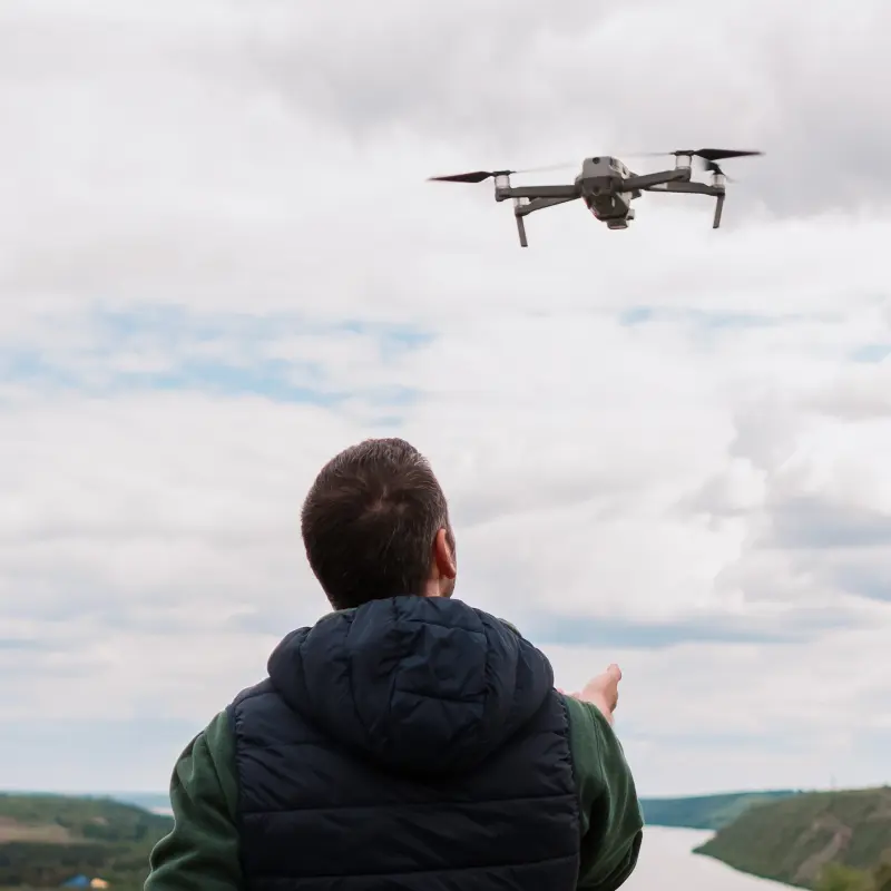 Eine Drohne fliegt durch die Natur Eine Drohne fliegt durch die Natur