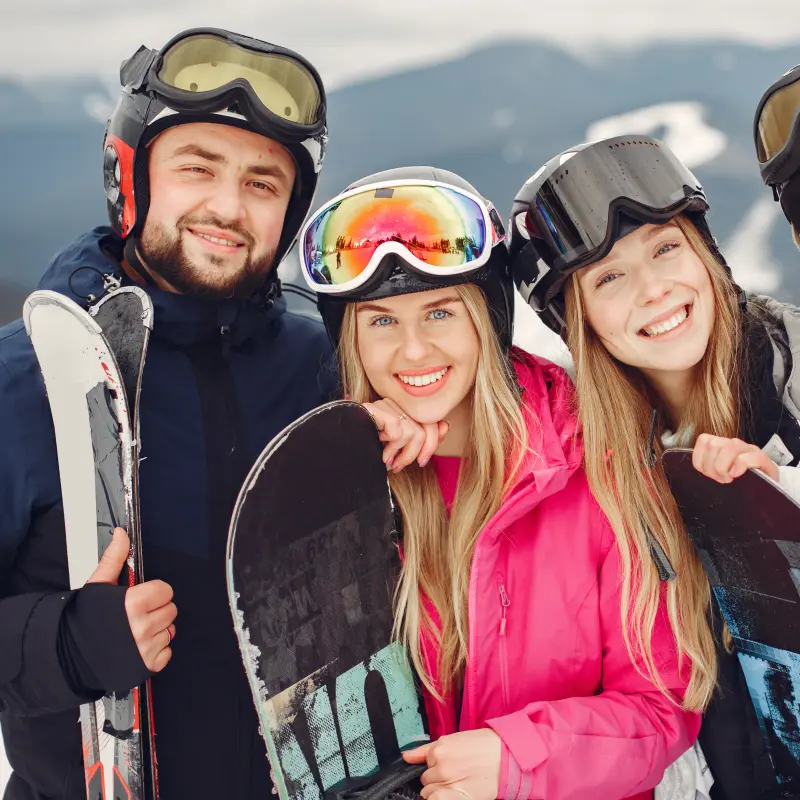 Mehrere Skifahrer*innen und Snowboarder*innen Mehrere Skifahrer*innen und Snowboarder*innen