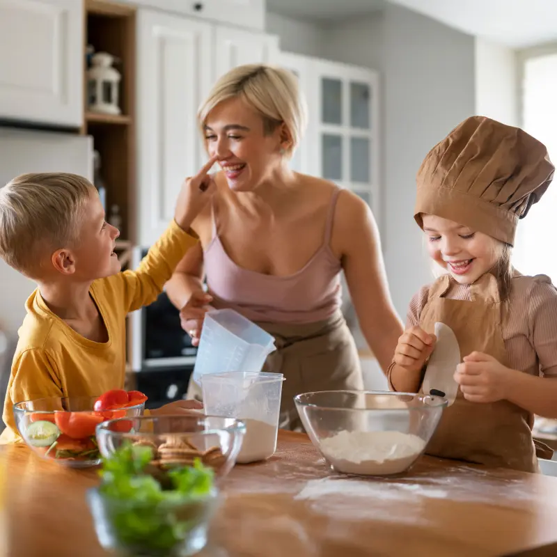 BarmeniaGothaer ambulante Zusatzversicherung: Eine Mutter und ihre Kinder haben Spaß beim Kochen BarmeniaGothaer ambulante Zusatzversicherung: Eine Mutter und ihre Kinder haben Spaß beim Kochen