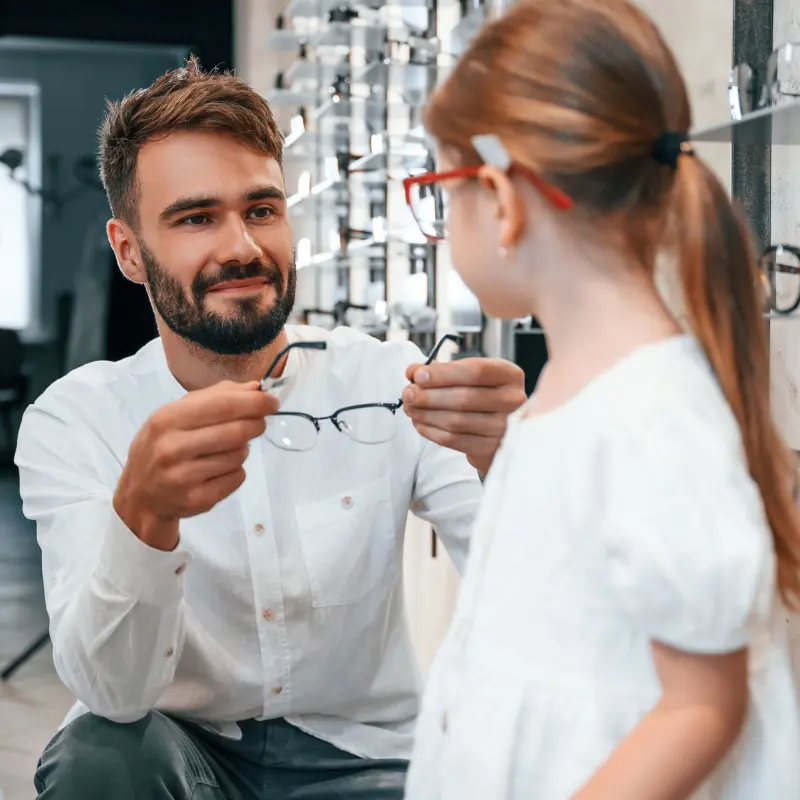 Ein kleines Mädchen sucht sich eine neue Brille aus Ein kleines Mädchen sucht sich eine neue Brille aus