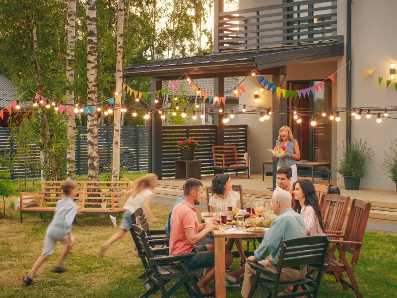 Familie feiert mit Freunden im Garten des neuen Hauses Familie feiert mit Freunden im Garten des neuen Hauses