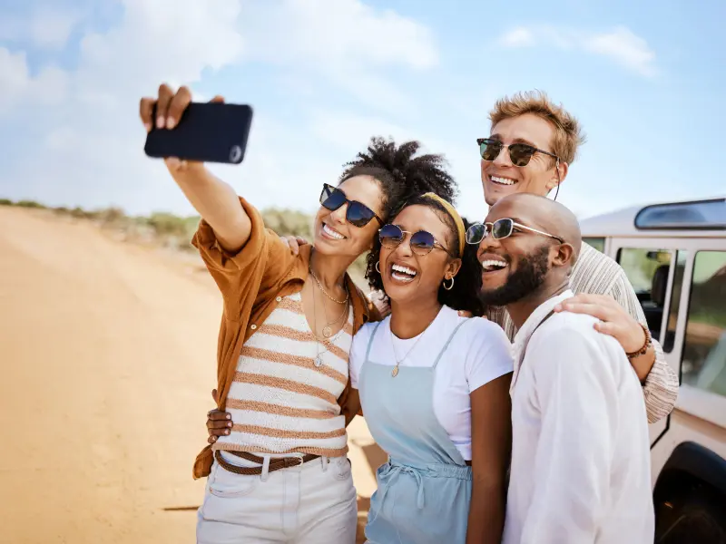 Freunde im Urlaub machen ein Selfie Freunde im Urlaub machen ein Selfie
