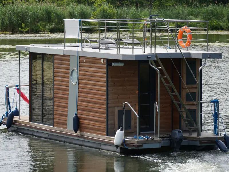 Ein modernes Hausboot auf dem Wasser Ein modernes Hausboot auf dem Wasser