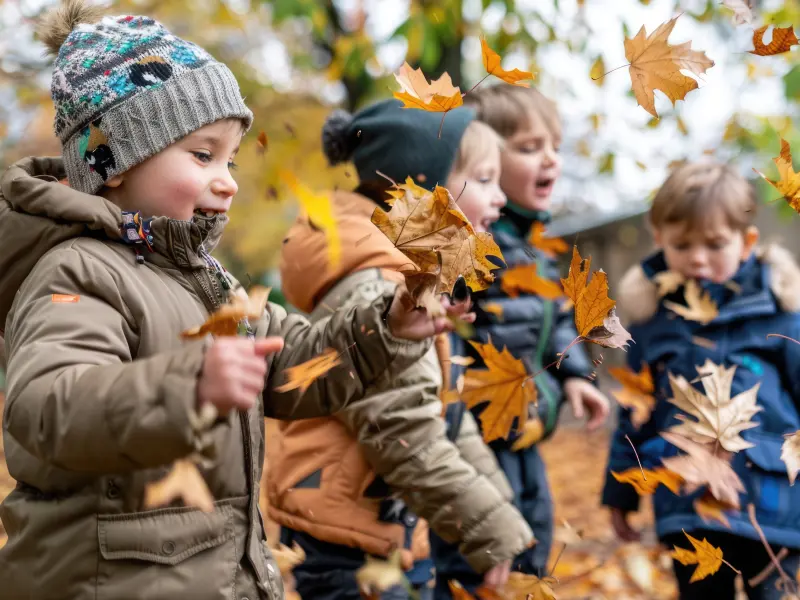 Kinder spielen mit Blättern Kinder spielen mit Blättern
