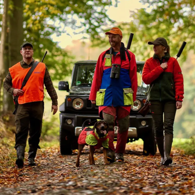 BarmeniaGothaer Jagdhaftpflichtversicherung: Jäger gehen mit einem Hund zur Jagd in den Wald BarmeniaGothaer Jagdhaftpflichtversicherung: Jäger gehen mit einem Hund zur Jagd in den Wald