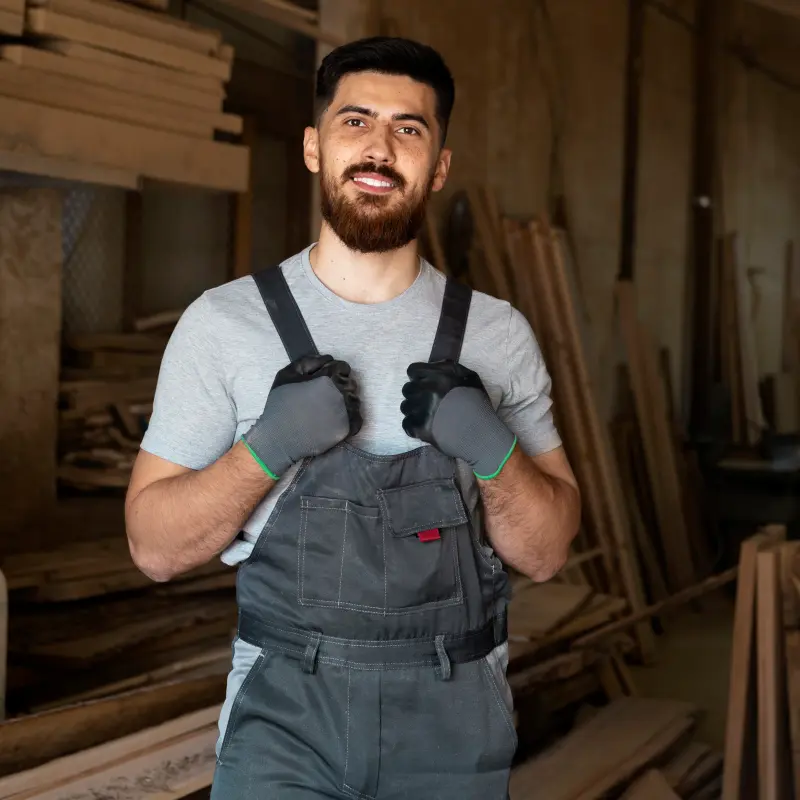 BarmeniaGothaer GewerbeProtect: Ein junger Handwerker steht in seiner Werkstatt BarmeniaGothaer GewerbeProtect: Ein junger Handwerker steht in seiner Werkstatt