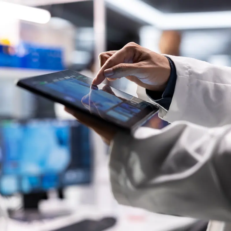 Ein Forscher bedient in seinem Labor ein Tablet Ein Forscher bedient in seinem Labor ein Tablet