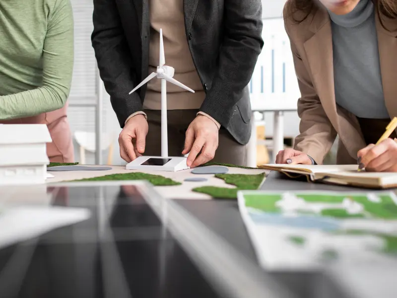 Ein Meeting eines Unternehmens, welche Windräder und Solaranlagen plant Ein Meeting eines Unternehmens, welche Windräder und Solaranlagen plant