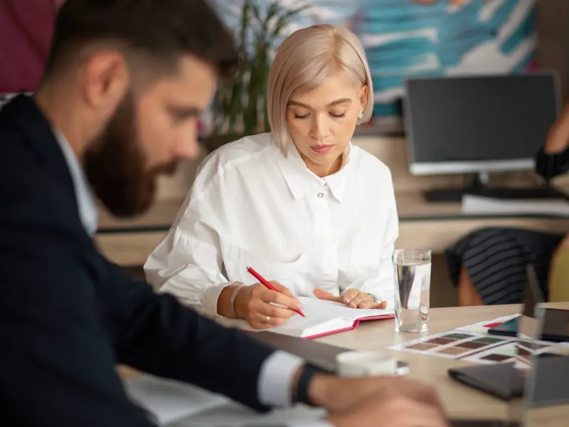 Zwei Kollegen sitzen im Büro und arbeiten Zwei Kollegen sitzen im Büro und arbeiten