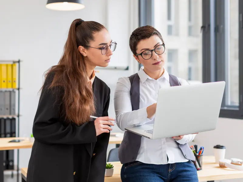 Zwei Frauen arbeiten gemeinsam an einem neuen Projekt Zwei Frauen arbeiten gemeinsam an einem neuen Projekt