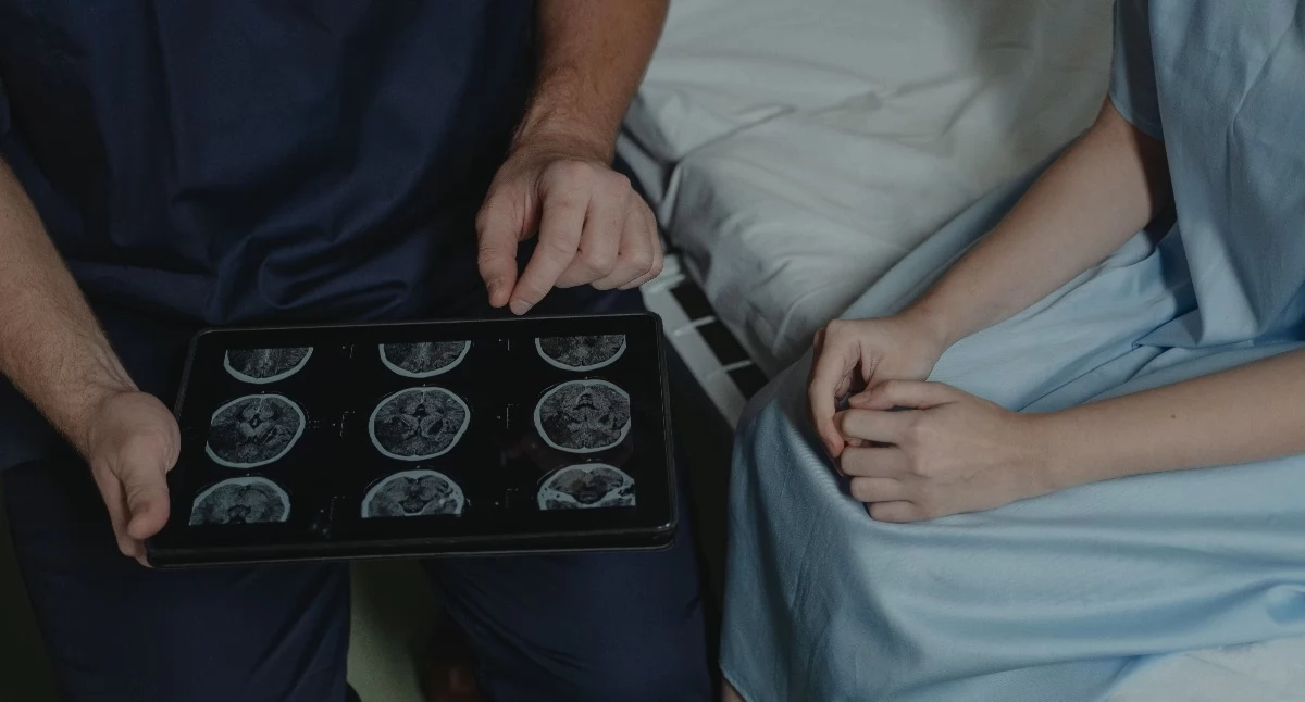 Nadciśnienie, palenie i choroby serca powiązane ze zmianami zwiększającymi ryzyko demencji