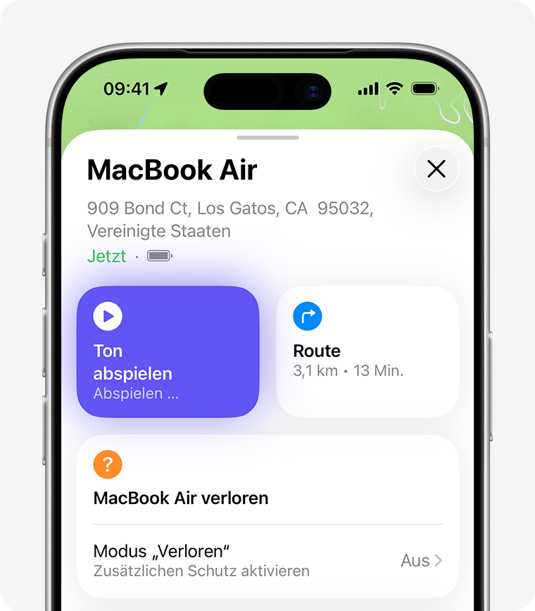 Ein iPhone mit geöffnetem „Wo ist?“, das den Standort eines MacBook Air anzeigt. „Ton abspielen“ ist ausgewählt. Die Taste ist lila und mit „Abspielen...“ beschriftet.