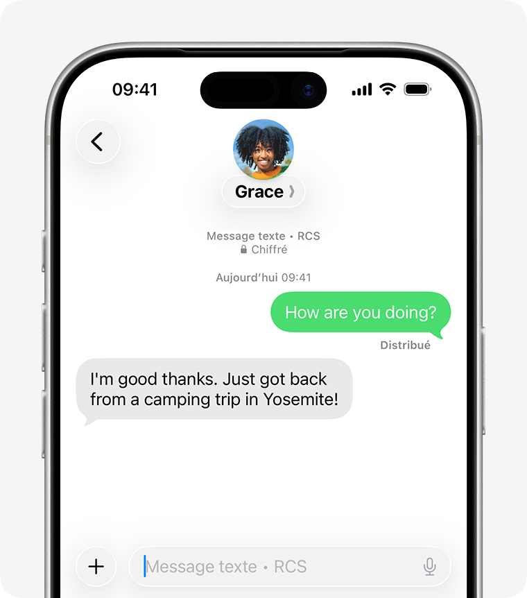 Sous iOS 26, vous pouvez envoyer des messages RCS depuis votre iPhone. Ces messages apparaissent dans des bulles vertes.