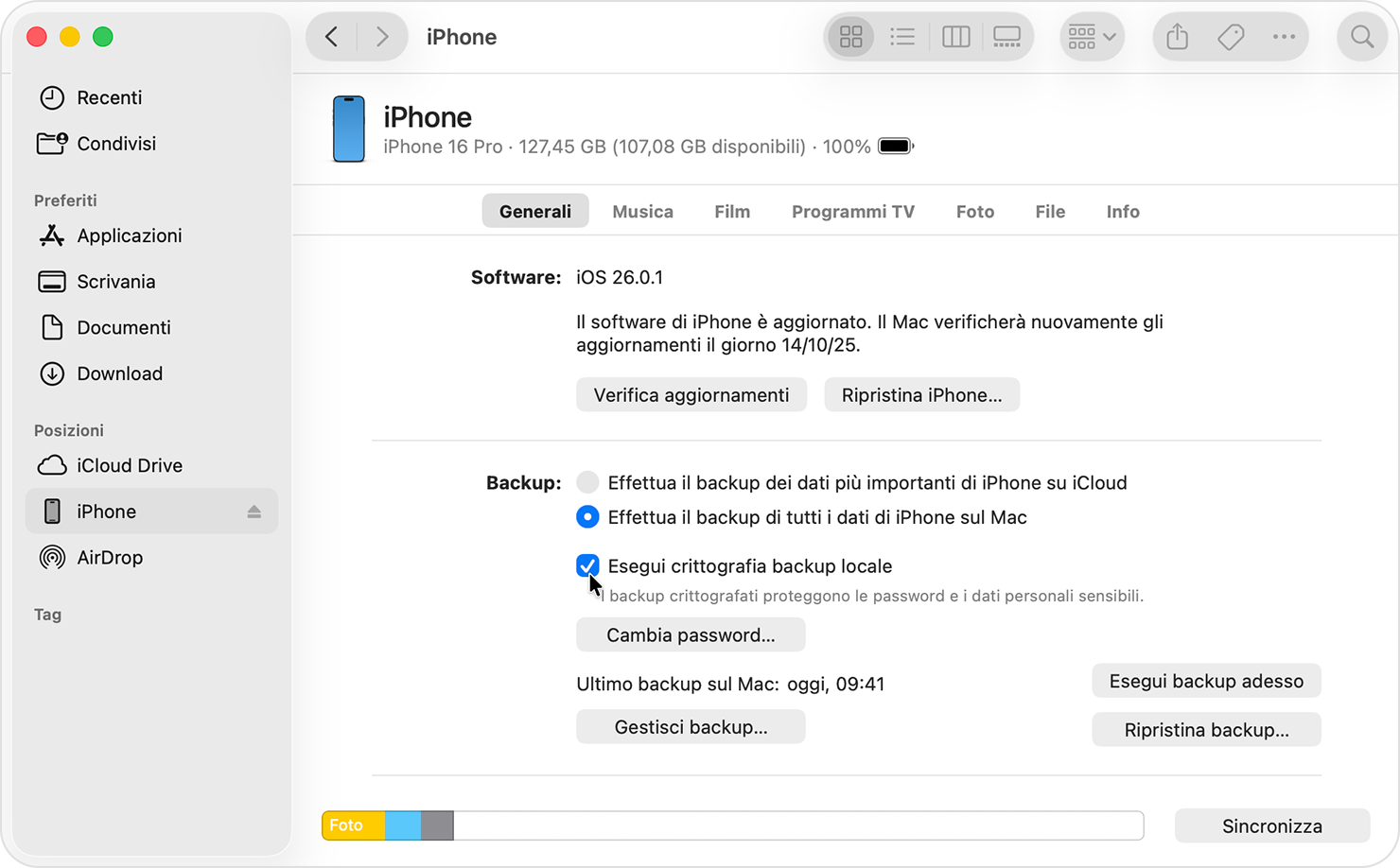 Una finestra del Finder con l'opzione “Esegui crittografia backup locale” selezionata in Backup.