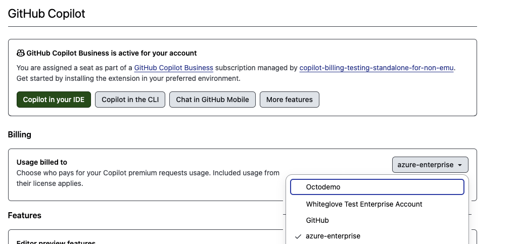 Captura de pantalla de la configuración de características de Copilot. La lista desplegable "Consumo facturado a" está abierta.