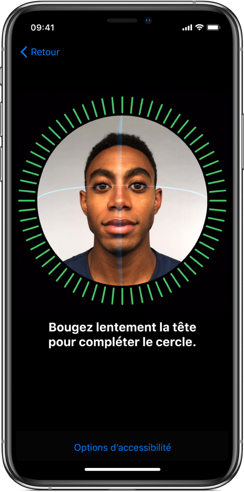 L’écran de configuration de la reconnaissance faciale Face ID. Un visage est affiché à l’écran, entouré d’un cercle. Le texte en dessous vous demande de bouger lentement la tête pour compléter le cercle.