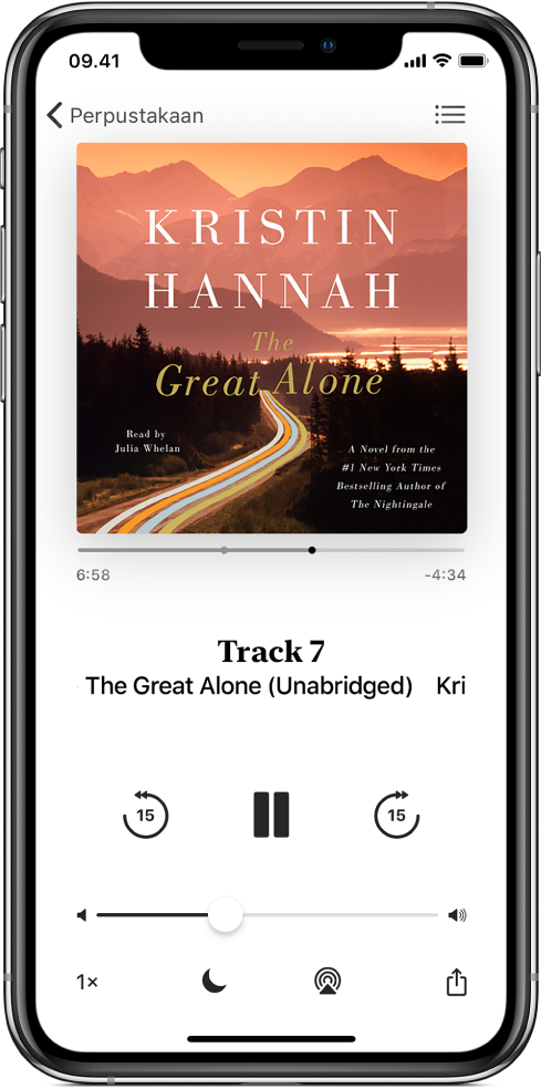 Layar pemutar buku audio menampilkan sampul buku audio di bagian atas. Di bawah sampul terdapat playhead, nomor track, nama penulis dan buku audio, dan kontrol putar, jeda, dan lewati maju atau mundur. Di bagian bawah layar, dari kiri ke kanan, terdapat tombol Kecepatan Pemutaran, tombol Timer Tidur, tombol Tujuan Pemutaran, dan tombol Bagikan. Tombol Daftar Track terdapat di kanan atas dan tombol Tutup terdapat di kiri atas.