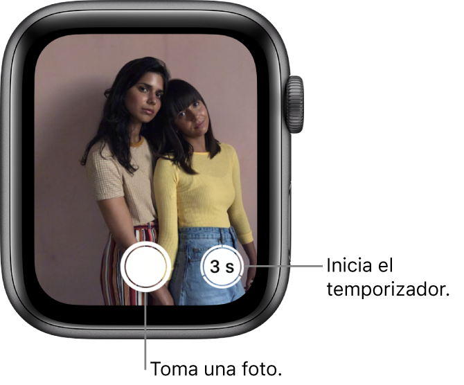 Mientras uses el Apple Watch como control remoto para la cámara, la pantalla del reloj mostrará lo que se ve en el visor de la cámara del iPhone. El botón "Tomar foto" está en la parte inferior central con el botón "Tomar foto después de un retraso" a su derecha. Después de tomar una foto, aparecerá el botón "Visor de fotos" en la parte inferior izquierda.