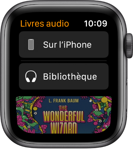 L’Apple Watch affichant l’écran « Livres audio » avec le bouton « Sur l’iPhone » en haut, le bouton Bibliothèque en dessous et une partie de la couverture d’un livre audio en bas.