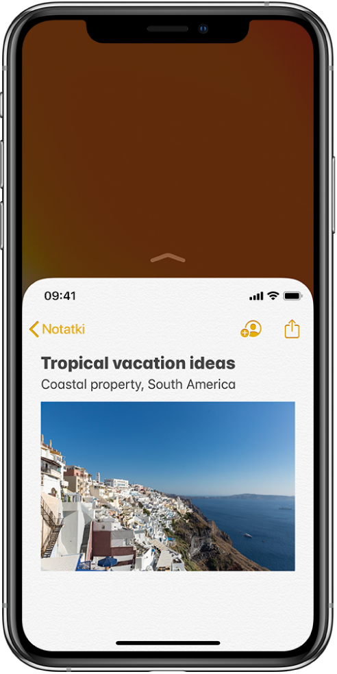 Ekran iPhone'a z włączonym łatwym dostępem. Górna część ekranu została przesunięta w dół, dzięki czemu notatka w aplikacji Notatki znajduje się w zasięgu kciuka.