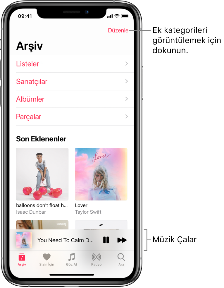 Listeler, Sanatçılar, Albümler ve Parçalar da dahil olmak üzere kategori listesini gösteren Arşiv ekranı. Listenin altında Son Eklenenler başlığı görünür. O anki parçanın adının gösterildiği ve alt tarafta Duraklat ve Sonraki düğmelerinin göründüğü müzik çalar.