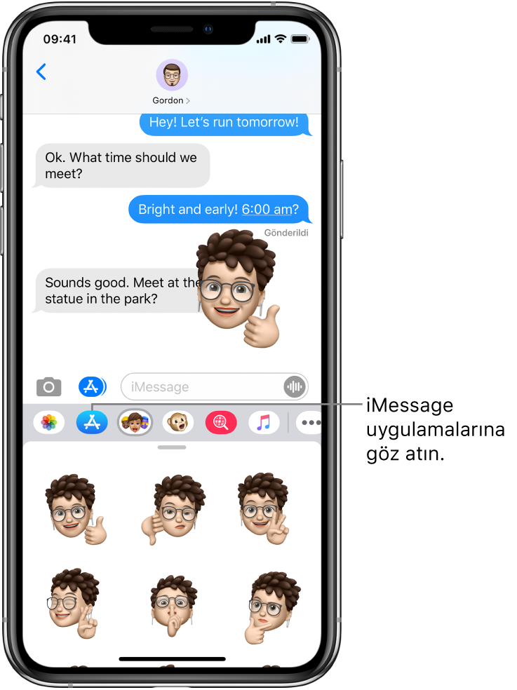 iMessage Uygulama Tarayıcı düğmesinin seçili olduğu bir Mesajlar yazışması. Açık uygulama çekmecesinde gülen yüz çıkartmaları gösteriliyor.