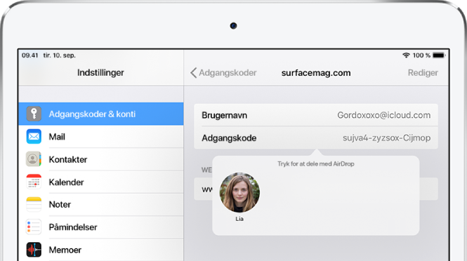 Skærmen Adgangskoder & konti for et websted. En knap under adgangskodefeltet viser et billede af Lia under anvisningen “Tryk for at dele med AirDrop.”
