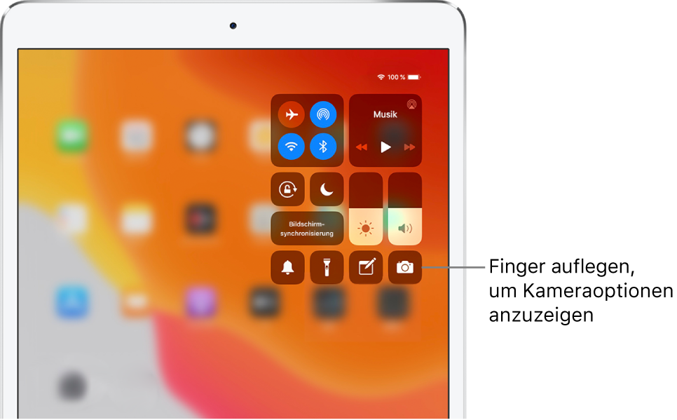 Steuerelemente für den Flugmodus, das Mobilfunknetz, WLAN und Bluetooth in der Gruppe oben links im Kontrollzentrum für iPad-Modelle mit Wi-Fi + Cellular. Ein Hinweis auf die Kamera besagt, dass du einen Finger auf das Kamera-Symbol legen sollst (unten rechts), um weitere Optionen für die Kamera einzublenden.