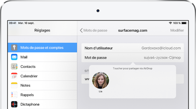 L’écran Mots de passe et comptes pour un site web. Un bouton sous le champ du mot de passe affichant une image de Lia sous l’instruction « Toucher pour partager avec AirDrop ».