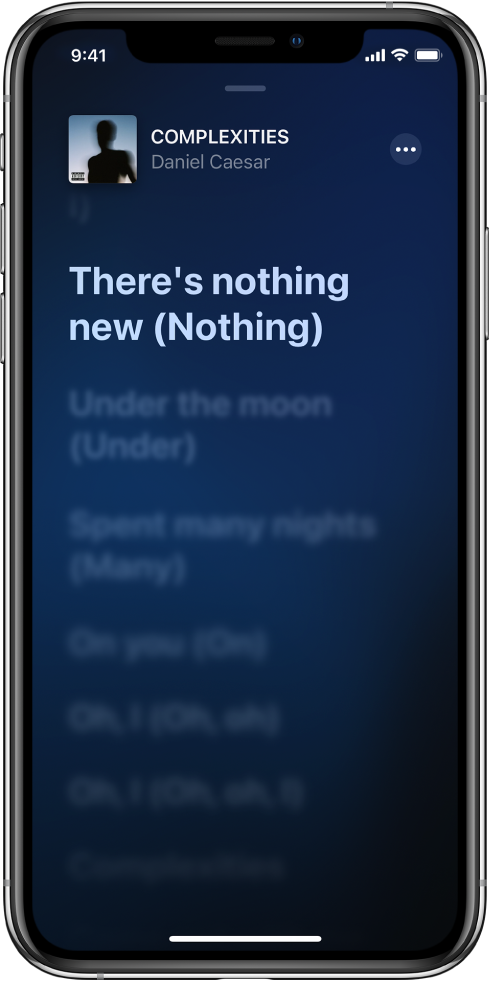 La pantalla de la letra mostrando el título de la canción, el nombre del artista y el botón Más en la parte superior. La letra actual se resalta y la letra anterior se atenúa.