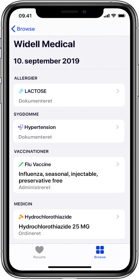 Titlen “Widell Medical” vises nær toppen af skærmen i appen Sundhed. Under titlen vises oplysninger om forskellige typer helbredsjournaler. Den øverste kategori – Allergier – indeholder en journal – Laktose (Dokumenteret) En pil til højre angiver, at der findes flere oplysninger om journalen. Skærmen viser flere helbredsjournaler for kategorierne Sygdomme, Vaccinationer og Medicin.