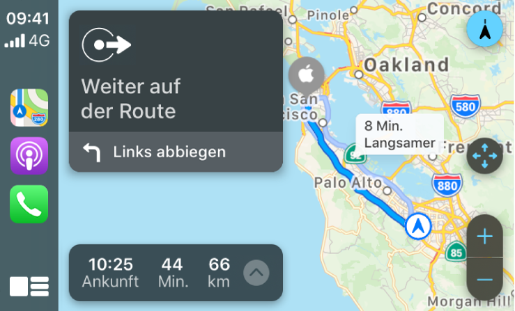 CarPlay mit Symbolen für die Apps „Karten“, „Podcasts“ und „Telefon“ auf der linken sowie der Karte mit einer Fahrtroute und Zoomsteuerungen, Wegbeschreibungen und der voraussichtlichen Ankunftszeit auf der rechten Seite.