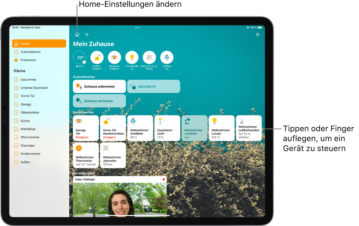Die App „Home“ mit der Seitenleiste auf der linken Seite. Oben links werden die Tabs „Zuhause“, „Automation“ und „Entdecken“ angezeigt. Darunter sind die Räume im Zuhause zu sehen. Rechts neben der Seitenleiste sind oben die Tasten „Einstellungen des Zuhauses“ und „Hinzufügen“ zu sehen. Oben rechts befindet sich die Taste „Intercom“. Im oberen Bereich werden sechs Statustasten angezeigt – Thermostat, Schloss, Garagentor, Licht, Jalousien und Ventilator. Darunter sind Szenen und Geräte zu sehen, die als Favoriten markiert wurden. Unten befindet sich ein Foto, das mit der Kamera der Klingelanlage aufgenommen wurde.