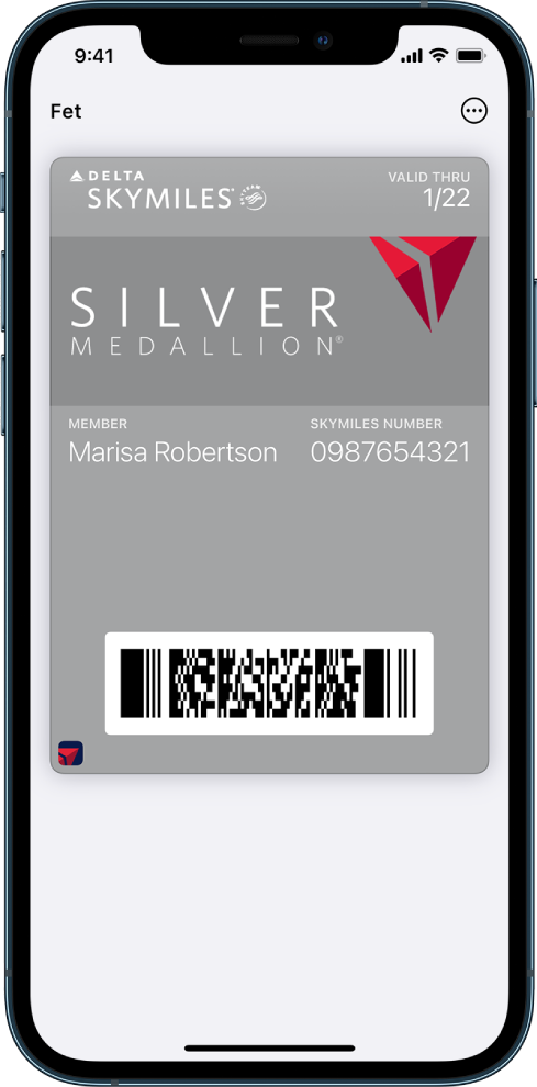 Targeta d’embarcament a l’app Cartera que mostra informació d’un vol i el codi QR a la part inferior.