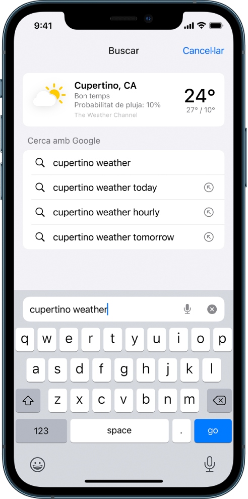 A la part inferior de la pantalla hi ha el camp de cerca del Safari amb el text “temps cupertino”. A la part superior de la pantalla hi ha un resultat de l’app Temps que mostra el temps i la temperatura actuals a Cupertino. A sota d’aquesta informació es mostren els resultats de la cerca de Google. A la part dreta de cada resultat hi ha una fletxa per enllaçar a la pàgina de resultats de la cerca específica.