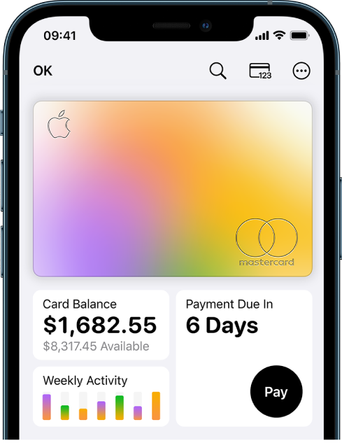 L’Apple Card dans Cartes, avec le bouton Plus en haut à droite, le solde total et l’activité hebdomadaire en bas à gauche et le bouton Payer en bas à droite.