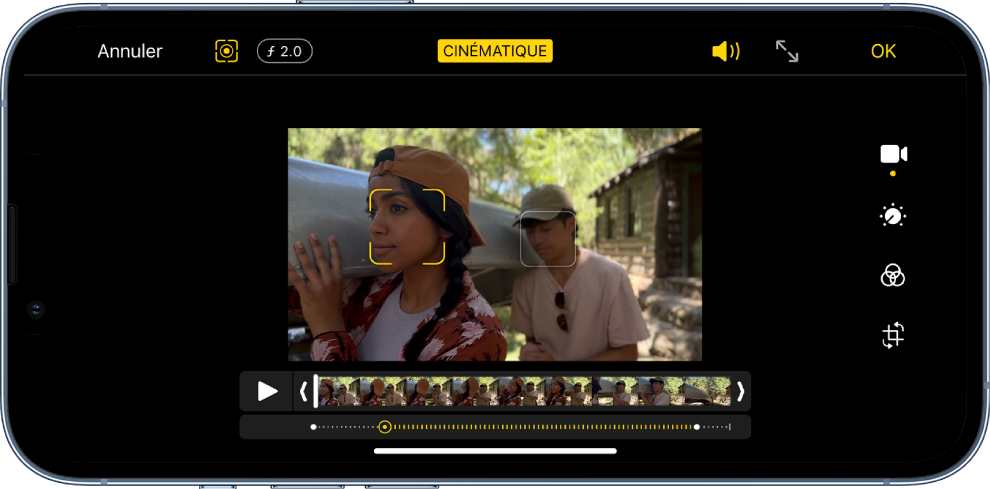 L’écran Modifier d’une vidéo en mode Cinématique en orientation paysage. En haut à gauche de l’écran se trouvent le bouton Annuler, le bouton manuel du mode cinématique et le bouton « Réglage de la profondeur ». En haut, au centre de l’écran, le bouton Cinématique est sélectionné. En haut à droite de l’écran se trouvent les boutons Volume, « Activer le mode plein écran » et OK. La vidéo est au centre de l’écran et il y a un cadre autour de la cible. Sous la vidéo se trouve un visualiseur d’images qui affiche le moment de la vidéo à partir duquel la cible change. Les outils de modifications se trouvent sur le côté droit de l’écran, avec de haut en bas : Vidéo, « Ajuster la couleur », Filtrer et Recadrer.