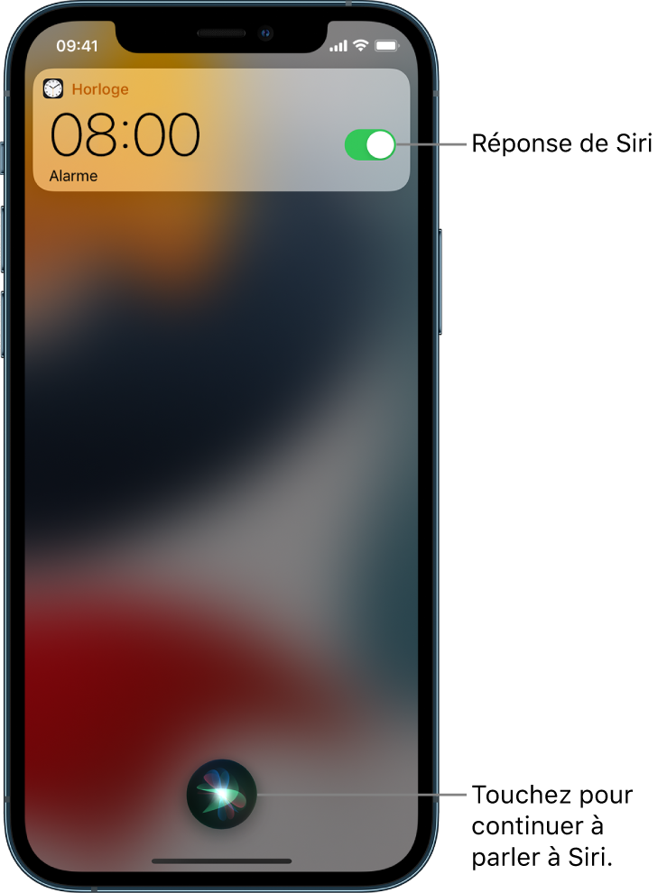 Siri sur l’écran verrouillé. Une notification de l’app Horloge indique qu’un réveil est activé pour 8 h. Un bouton au centre en bas de l’écran permet de continuer à parler à Siri.