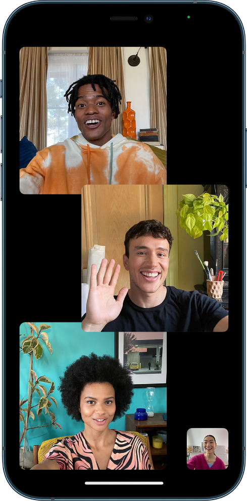 4人の参加者によるグループFaceTime通話。それぞれの参加者が別々のタイルに表示されています。