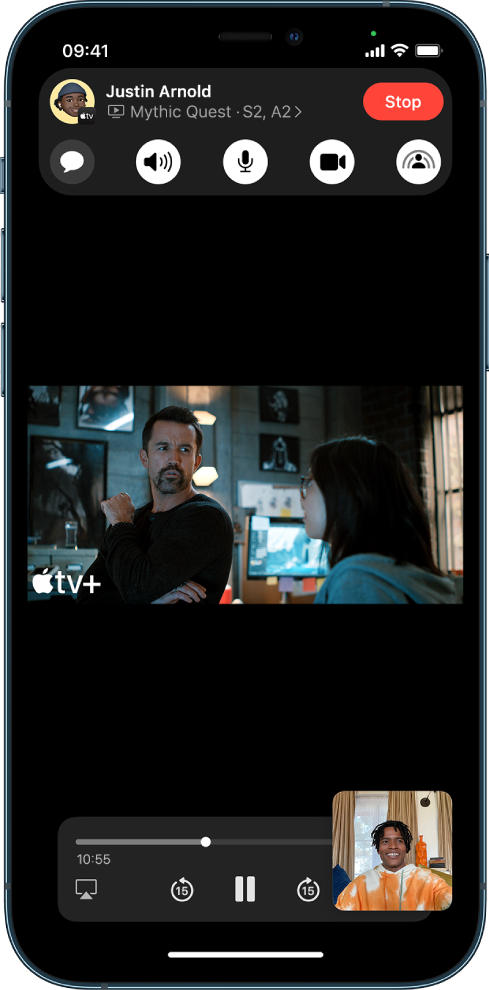 Een FaceTime-gesprek met Apple TV+-videomateriaal dat in het gesprek wordt gedeeld. Boven in het scherm zie je de FaceTime-regelaars, daaronder wordt de video afgespeeld en onder in het scherm zie je de afspeelregelaars.
