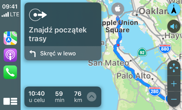 CarPlay z ikonami aplikacji Mapy, Podcasty i Telefon po lewej. Po prawej znajduje się mapa trasy przejazdu, zawierająca elementy sterujące do powiększania i pomniejszania, wskazówki krok po kroku oraz szacowany czas przybycia do celu.