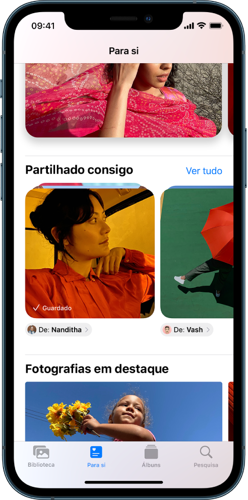 Na aplicação Fotografias, o ecrã Para si mostra as coleções de fotografias Partilhado consigo. Por baixo de cada coleção está o nome do contacto que partilhou as fotografias e um botão para responder a esse contacto.