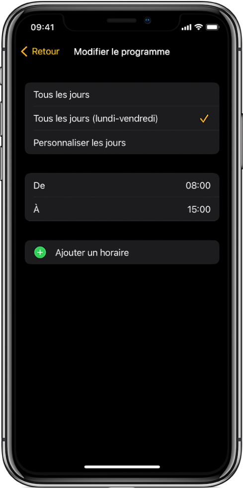 iPhone présentant l’écran « Modifier le programme » pour le mode École. Les options « Tous les jours », « Tous les jours (lundi-vendredi) » et « Personnaliser les jours » apparaissent en haut et l’option « Tous les jours (lundi-vendredi) » est sélectionnée. Les heures « De » et « À » se trouvent au milieu de l’écran et un bouton « Ajouter un horaire » apparaît en dessous.