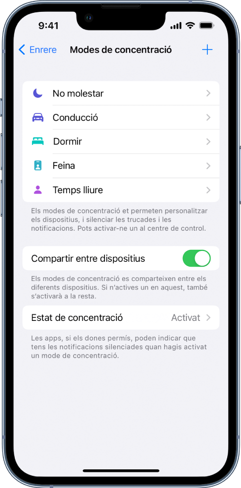 Pantalla que mostra cinc opcions de concentració proporcionades: “No molestar”, Conducció, “Temps lliure”, Dormir i Feina. El botó “Compartir entre dispositius” et permet utilitzar la mateixa configuració de Concentració en tots els teus dispositius Apple on hagis iniciat la sessió amb el mateix ID d’Apple.