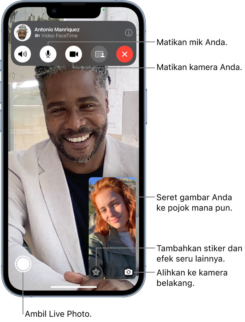 Layar FaceTime menampilkan panggilan yang sedang berlangsung. Gambar Anda muncul di persegi kecil di kanan bawah, dan gambar orang lain akan mengisi sisa layar. Di sepanjang bagian bawah layar terdapat tombol Live Photo, Efek, dan Balikkan ke Kamera Belakang. Kontrol FaceTime berada di bagian atas layar, termasuk tombol Buka Pesan, Audio, Bisu Mati, Kamera Nyala, dan Bagikan Konten. Di bagian atas kontrol terdapat nama atau ID Apple orang yang berbicara dengan Anda, dan tombol Tinggalkan Panggilan.