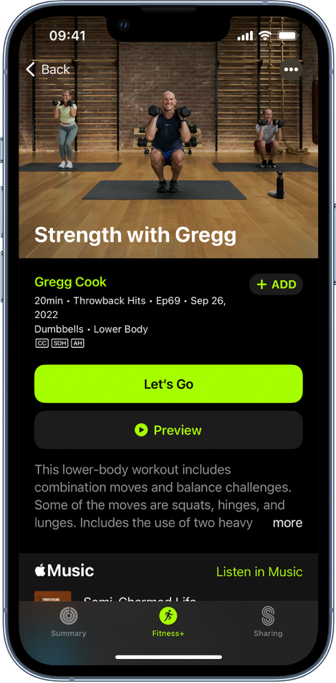 Het Apple Fitness+-scherm met een work-out. Boven in het scherm is een afbeelding te zien van trainers die een work-out doen. De titel van de work-out en de naam van de trainer die de work-out geeft, staan in het midden. De knoppen waarmee je de work-out start en een voorvertoning bekijkt, staan boven de work-outdetails. Onder de knoppen waarmee je de work-out start en een voorvertoning bekijkt, staat een beschrijving van de work-out. Onder in het scherm staat een nummer dat tijdens de work-out wordt afgespeeld.